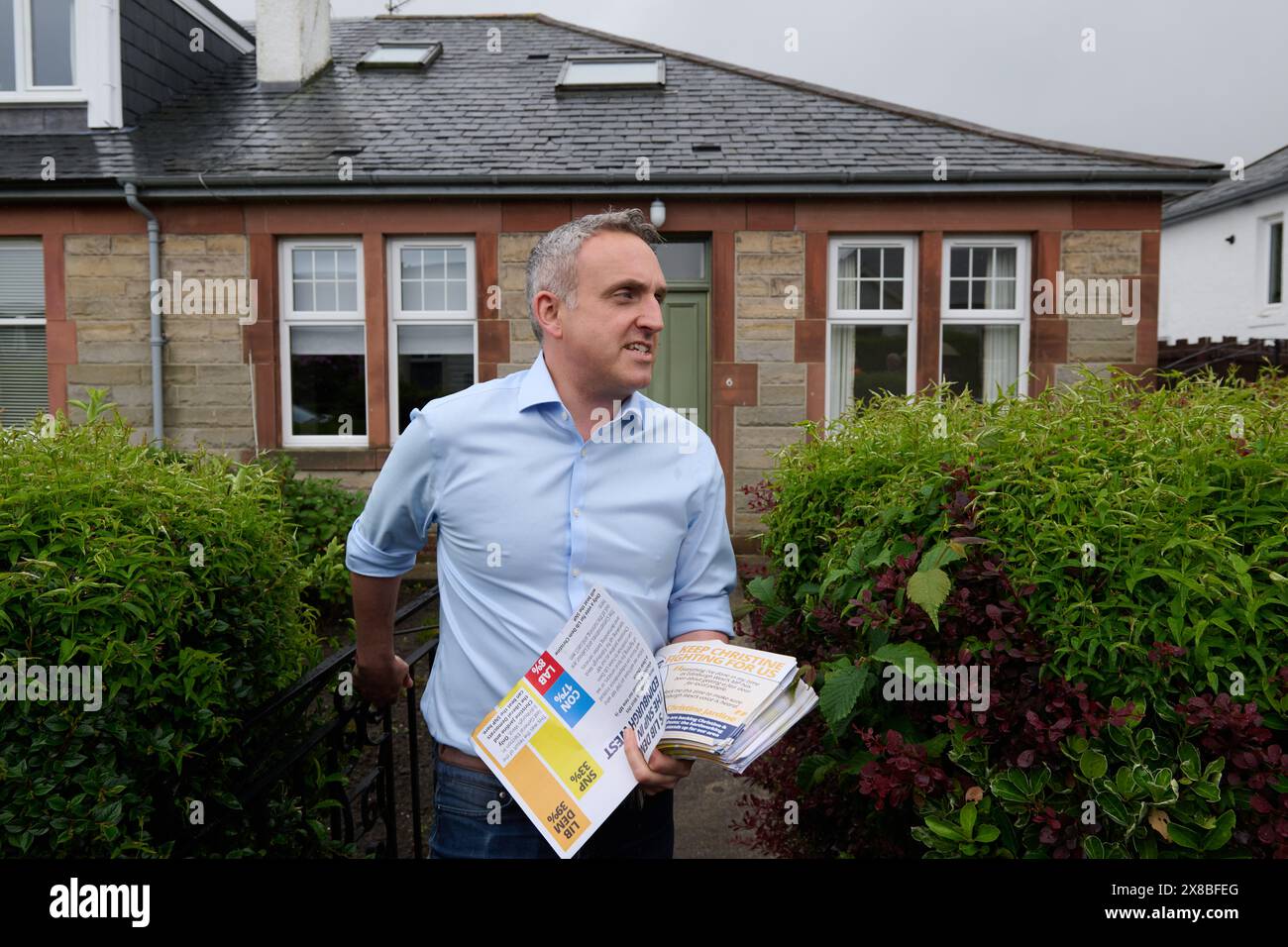 Edinburgh Schottland, Vereinigtes Königreich 24. Mai 2024. Der Vorsitzende der schottischen Liberaldemokraten Alex Cole-Hamilton, MSP, schließt sich den Wahlkampfaktivisten an, um Flugblätter zu verteilen und mit den Medien zu sprechen. Credit sst/alamy Live News Stockfoto