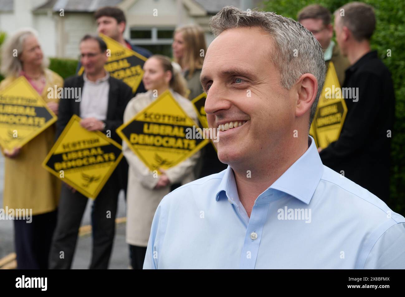 Edinburgh Schottland, Vereinigtes Königreich 24. Mai 2024. Der Vorsitzende der schottischen Liberaldemokraten Alex Cole-Hamilton MSP schließt sich den Wahlkampfaktivisten an. Credit sst/alamy Live News Stockfoto