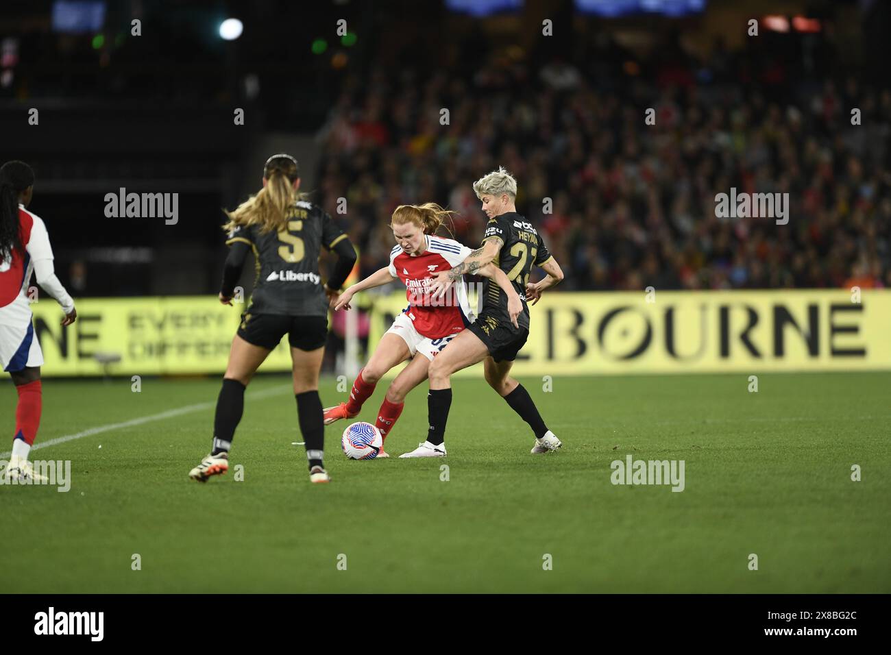 MELBOURNE, AUSTRALIEN. 24. Mai 2024. Im Bild: Katie Reid von Arsenal wird von Canberra United Angreifer Michelle Heyman (rechts) während der Global Football Week im Marvel Stadium in Melbourne, Australien, angefochten. Quelle: Karl Phillipson/Alamy Live News Stockfoto