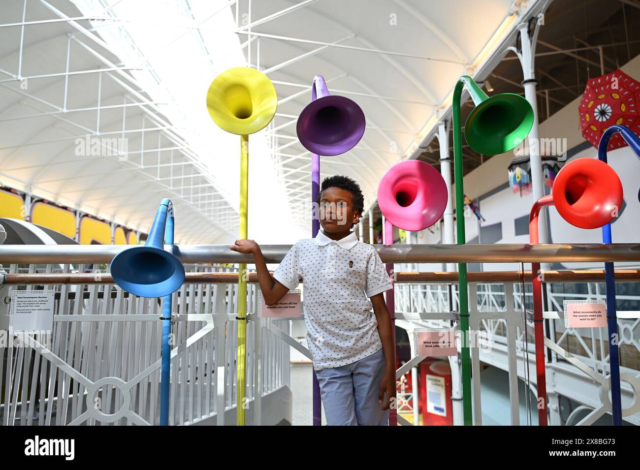 Young V&A stellt seine erste große kreative Installation Lost and Found Yōkai vor, die zeitgenössische Künstler und Designer einlädt, vergessenen Regenschirmen neues Leben einzuhauchen vom .24. Mai bis 1. September 2024 Young V&A Free Stockfoto