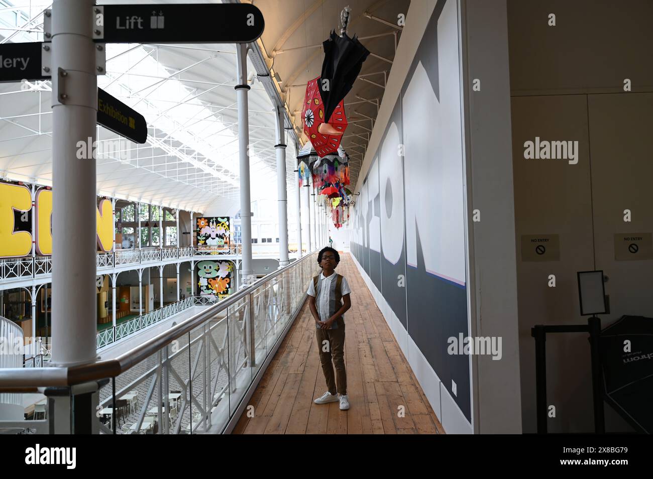 Young V&A stellt seine erste große kreative Installation Lost and Found Yōkai vor, die zeitgenössische Künstler und Designer einlädt, vergessenen Regenschirmen neues Leben einzuhauchen vom .24. Mai bis 1. September 2024 Young V&A Free Stockfoto