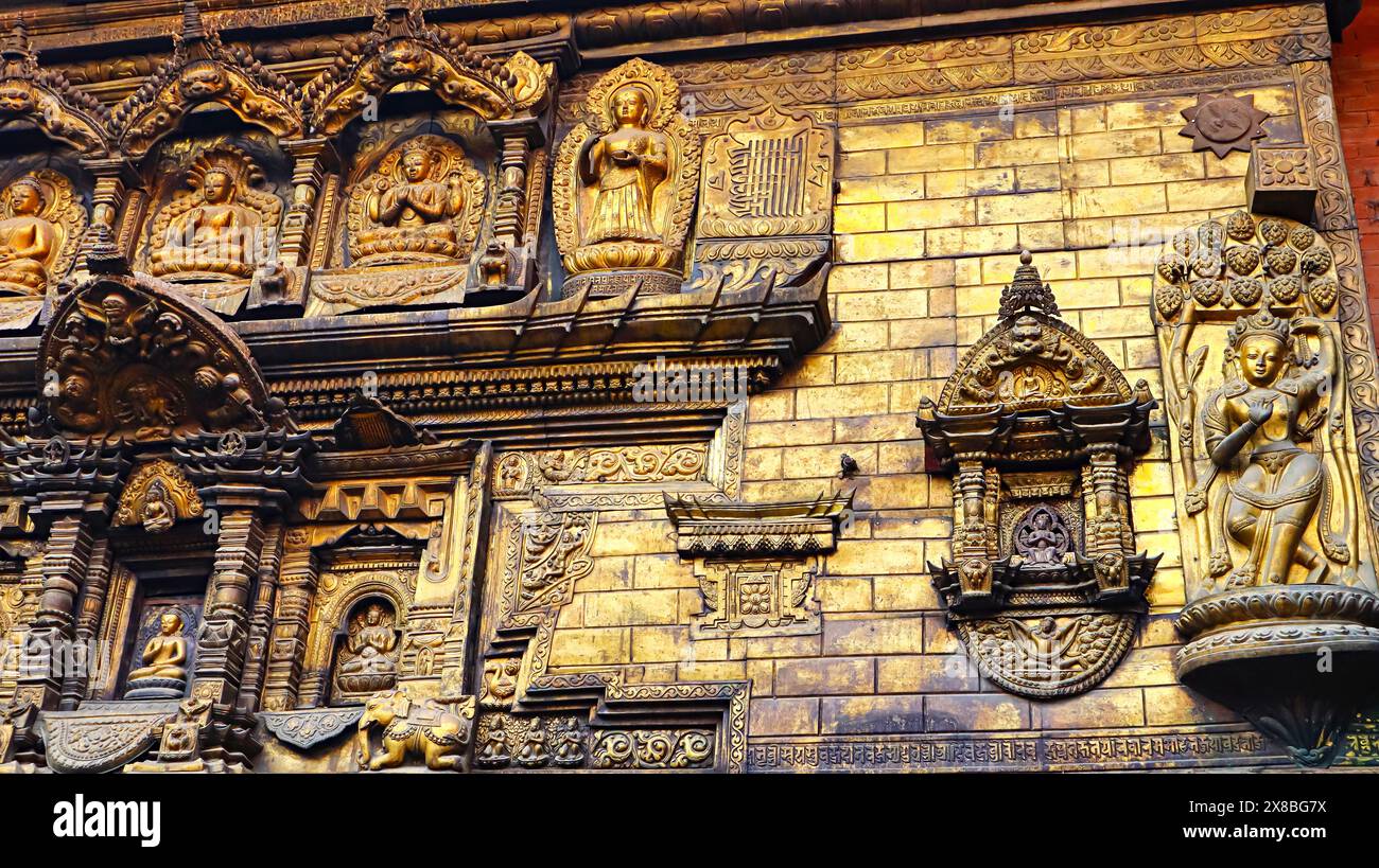 Vergoldete Schnitzereien buddhistischer Gottheiten, Hiranya Varna Mahavihar, Goldener Tempel, Patan, Kathmandu, Nepal. Stockfoto