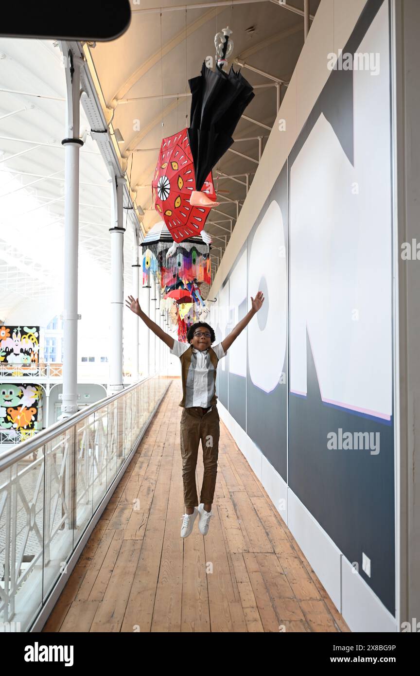 Young V&A stellt seine erste große kreative Installation Lost and Found Yōkai vor, die zeitgenössische Künstler und Designer einlädt, vergessenen Regenschirmen neues Leben einzuhauchen vom .24. Mai bis 1. September 2024 Young V&A Free Stockfoto