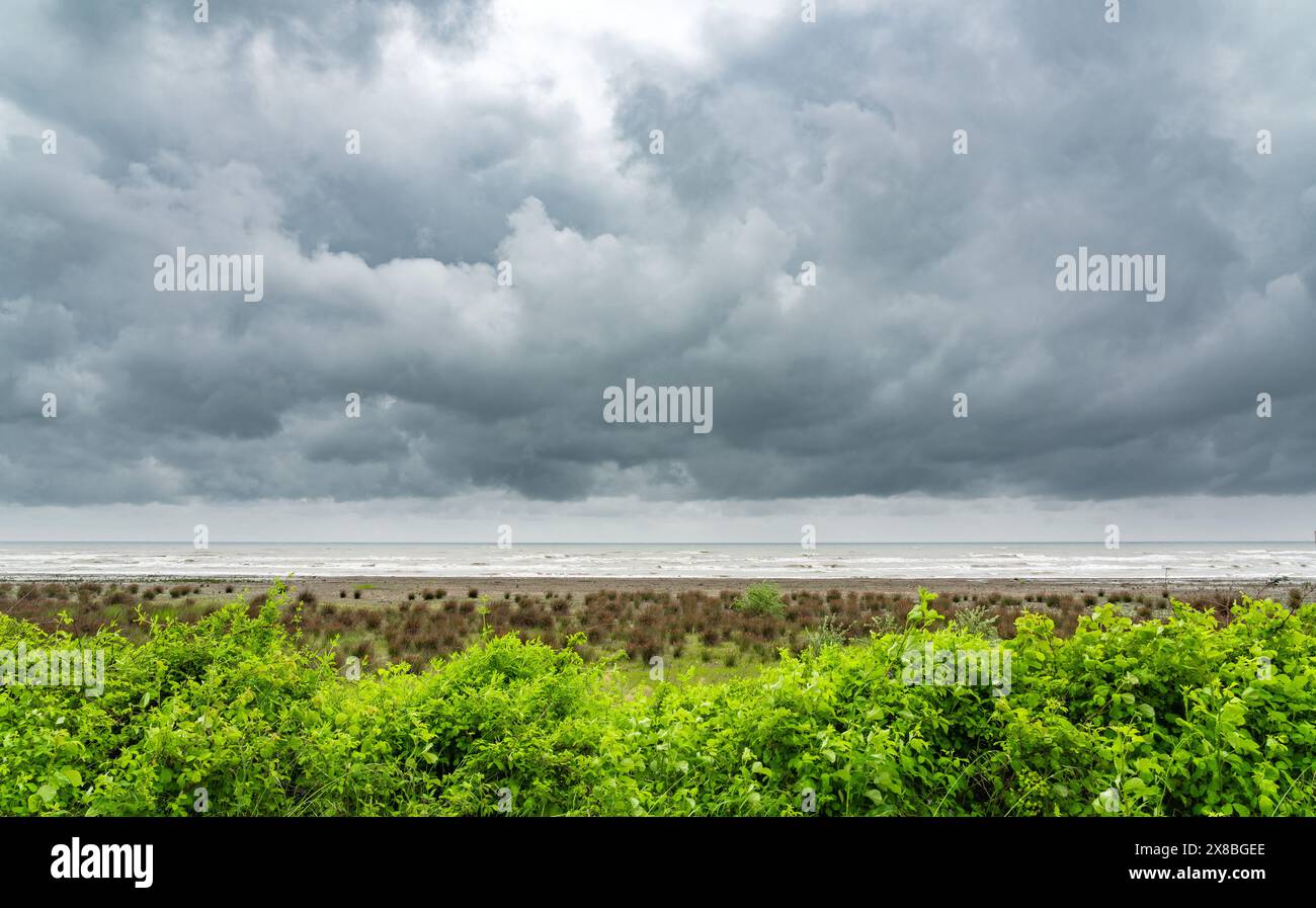 Düster regnerischer Tag am Meer Stockfoto