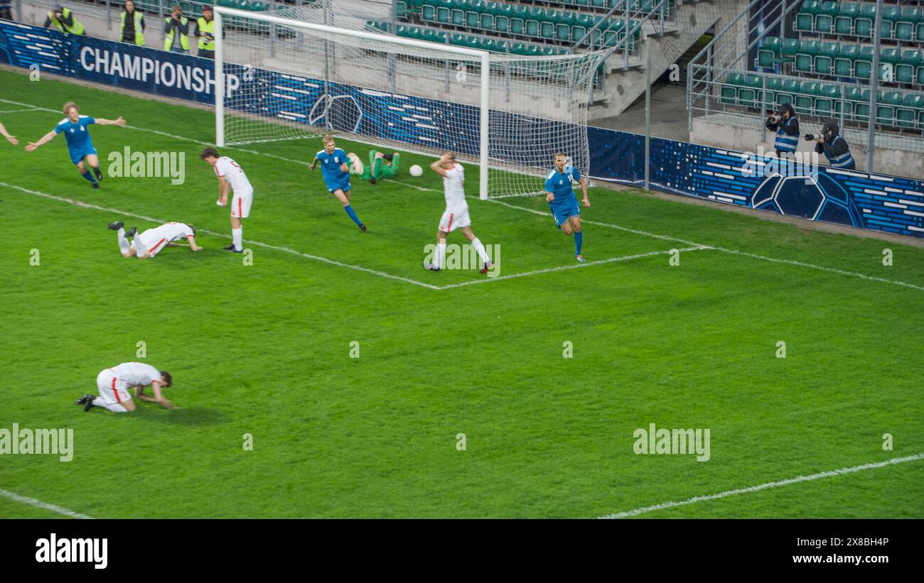 Meisterschaftsspiel: Blue Soccer Football Team Attack, Player Run Happy After Scoring Goal, Celebre Victory, Umarmung mit Teamkollegen. Sport Channel Broadcast Tv Konzept. Stockfoto