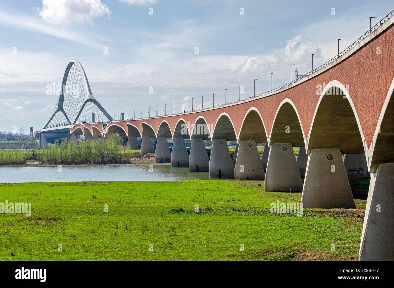 Nijmegen, Niederlande, 31. März 2024: Betonbögen mit Backsteinmustern sowie ein Stahlbogen an der Brücke de Oversteek (The Crossing) Stockfoto