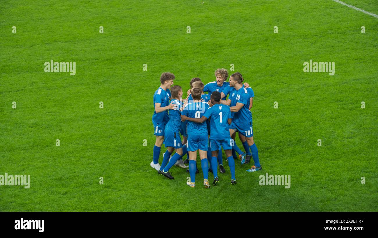 Meisterschaftsspiel: Blue Soccer Football Team Attack, Player Run Happy After Scoring Goal, Celebre Victory, Umarmung mit Teamkollegen. Sport Channel Broadcast Tv Konzept. Stockfoto