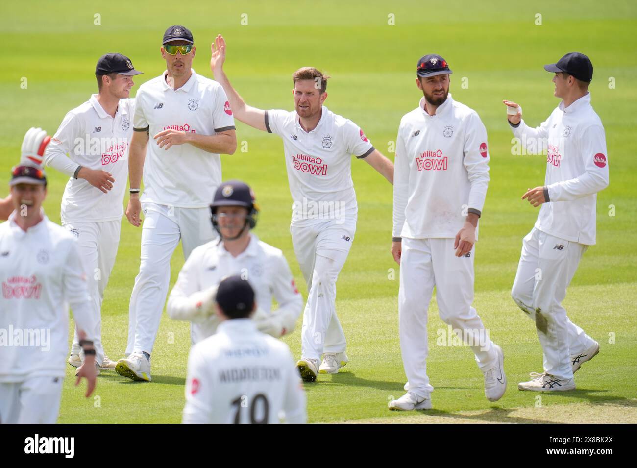 Hampshires Liam Dawson (Mitte) feiert mit seinen Teamkollegen, nachdem er am ersten Tag des Vitality County Championship Matches im Utilita Bowl in Southampton den Wicket von Surrey's Rory Burns erobert hat. Bilddatum: Freitag, 24. Mai 2024. Stockfoto