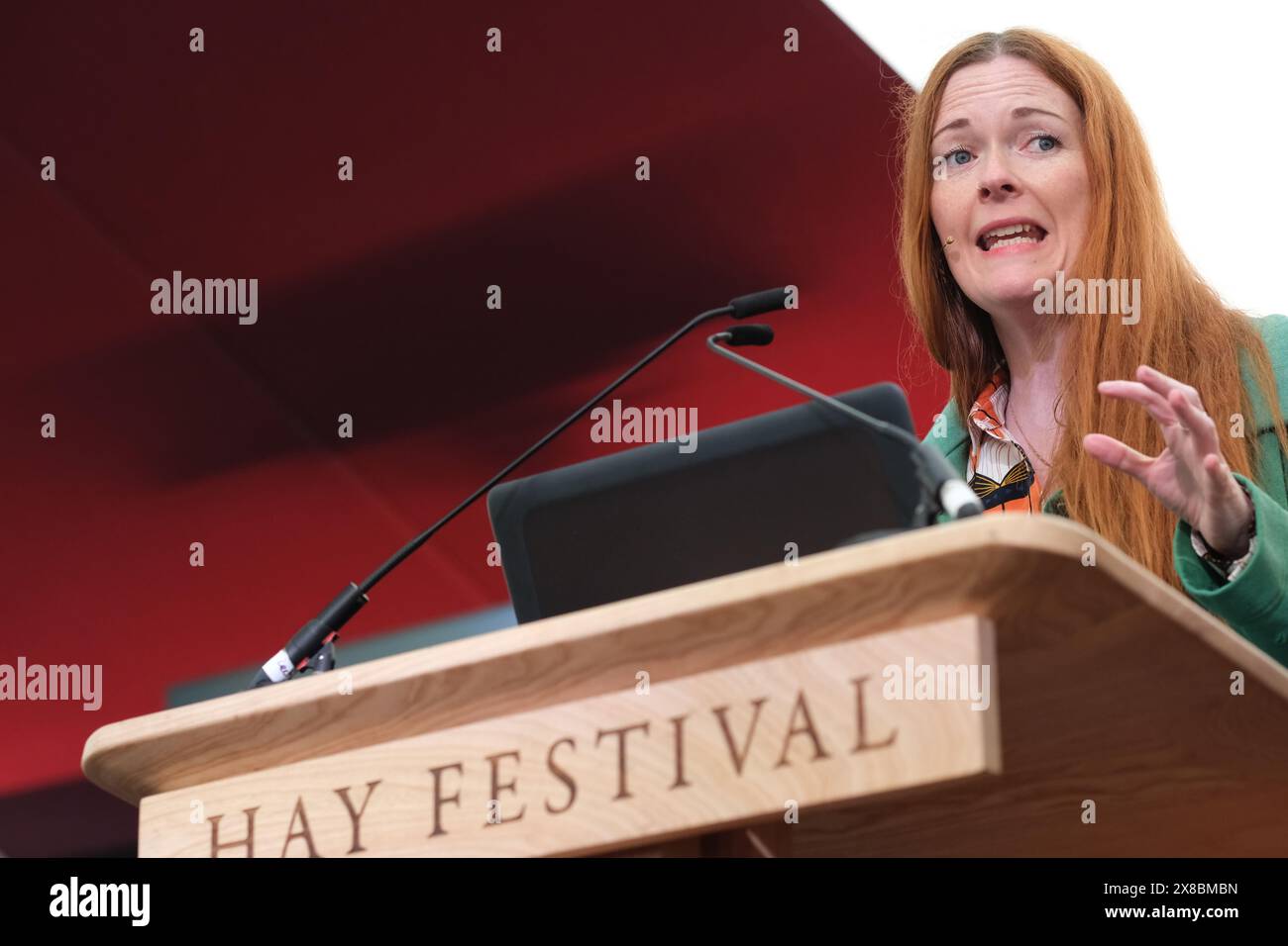 Hay on Wye, Powys, Wales, Großbritannien – Freitag, 24. Mai 2024 – Manon Steffan Ros Autorin und Schriftstellerin auf der Bühne spricht über YA-Fiktion und ihr Buch The Blue Book of Nebo – Photo Steven May / Alamy Live News Stockfoto