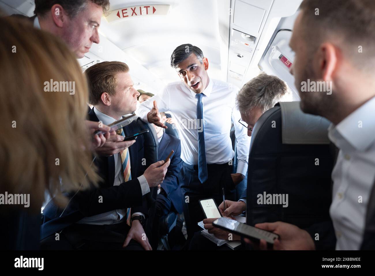Premierminister Rishi Sunak spricht mit Journalisten in seinem Flugzeug, während er während eines Wahlkampfes für die diesjährigen Parlamentswahlen am 4. Juli von Nordirland nach Birmingham reist. Bilddatum: Freitag, 24. Mai 2024. Stockfoto