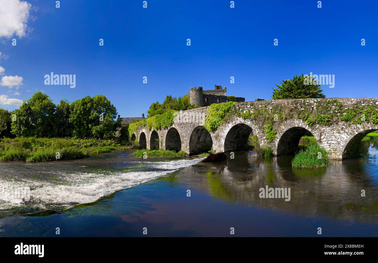 Mitte des 17. Jahrhunderts, Glanworth Bridge über den Fluss Funshion, in County Cork, Irland, überblickt von Glanworth Castle aus dem 13. Jahrhundert. Stockfoto