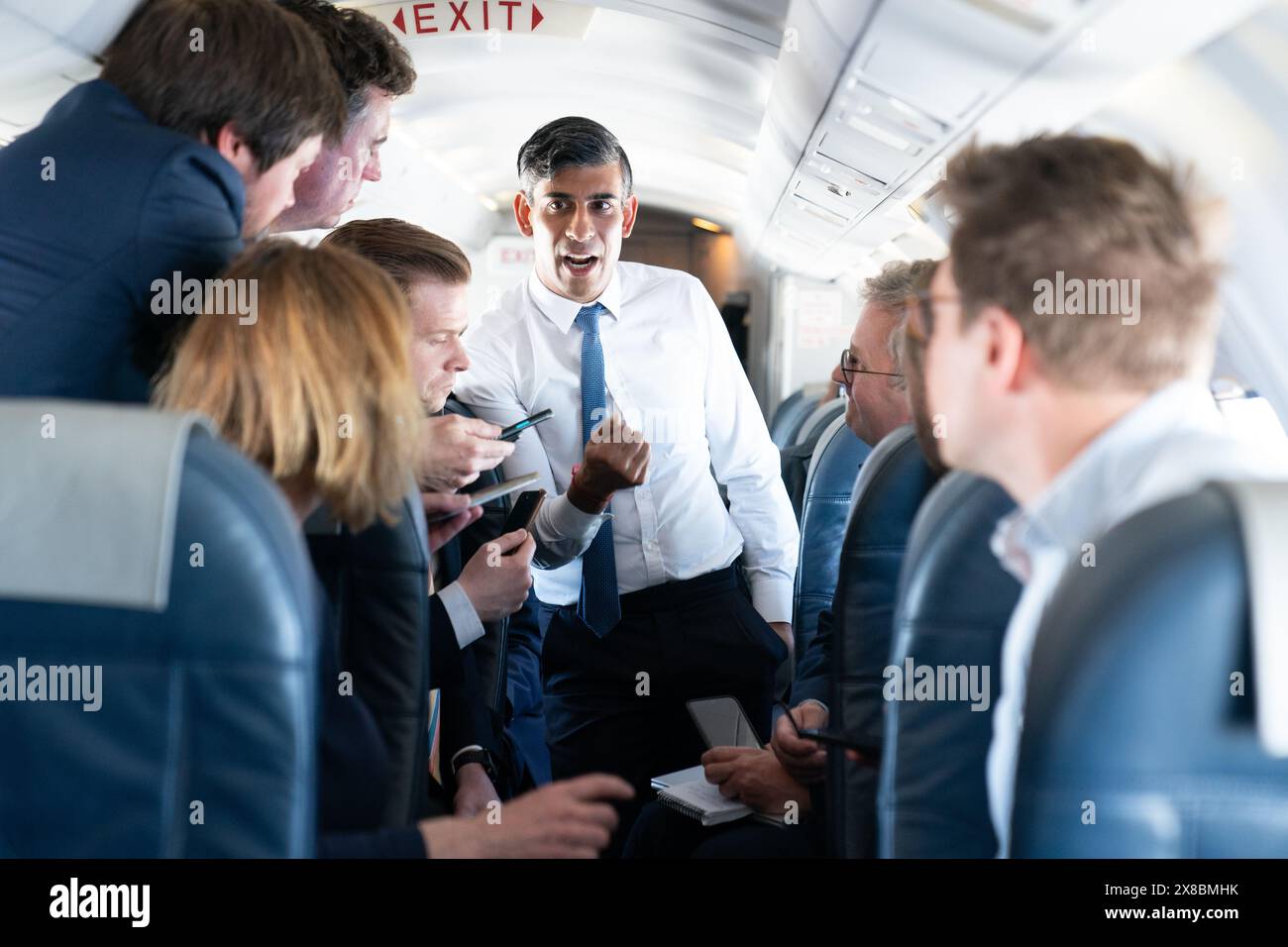 Premierminister Rishi Sunak spricht mit Journalisten in seinem Flugzeug, während er während eines Wahlkampfes für die diesjährigen Parlamentswahlen am 4. Juli von Nordirland nach Birmingham reist. Bilddatum: Freitag, 24. Mai 2024. Stockfoto