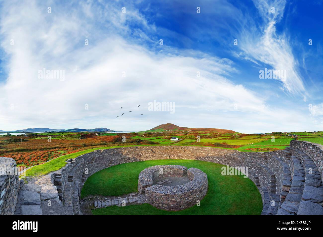 Cahergall Stone Fort, möglicherweise aus der Eisenzeit (500 v. Chr. bis 400 n. Chr.), nahe Cahirciveen, am Ring of Kerry, County Kerry, Irland. Stockfoto