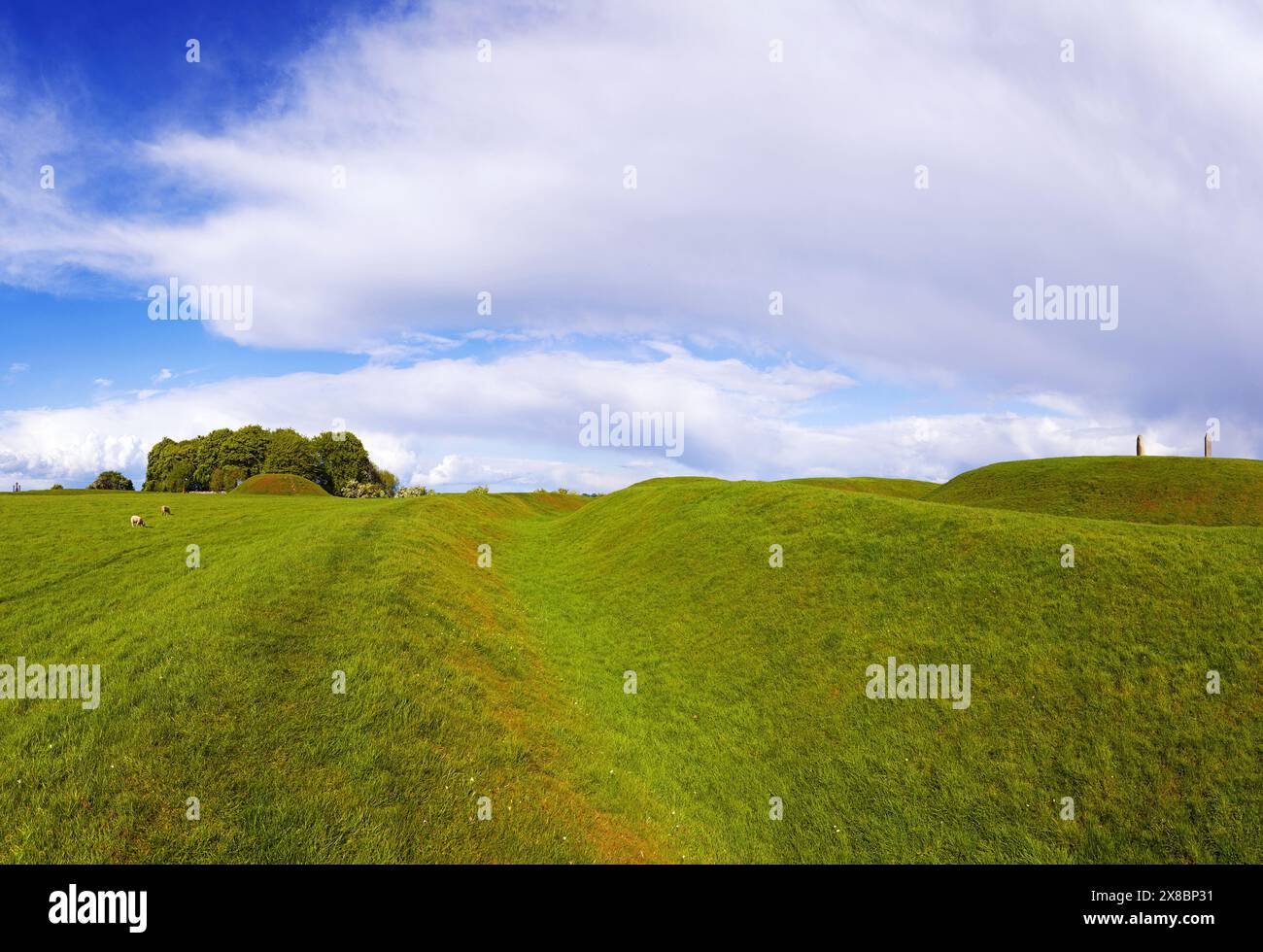 Stadtmauern am Hill of Tara in County Meath, Irland, die Denkmäler und Erdwerke aus dem Neolithikum bis zur Eisenzeit umfassen. Stockfoto