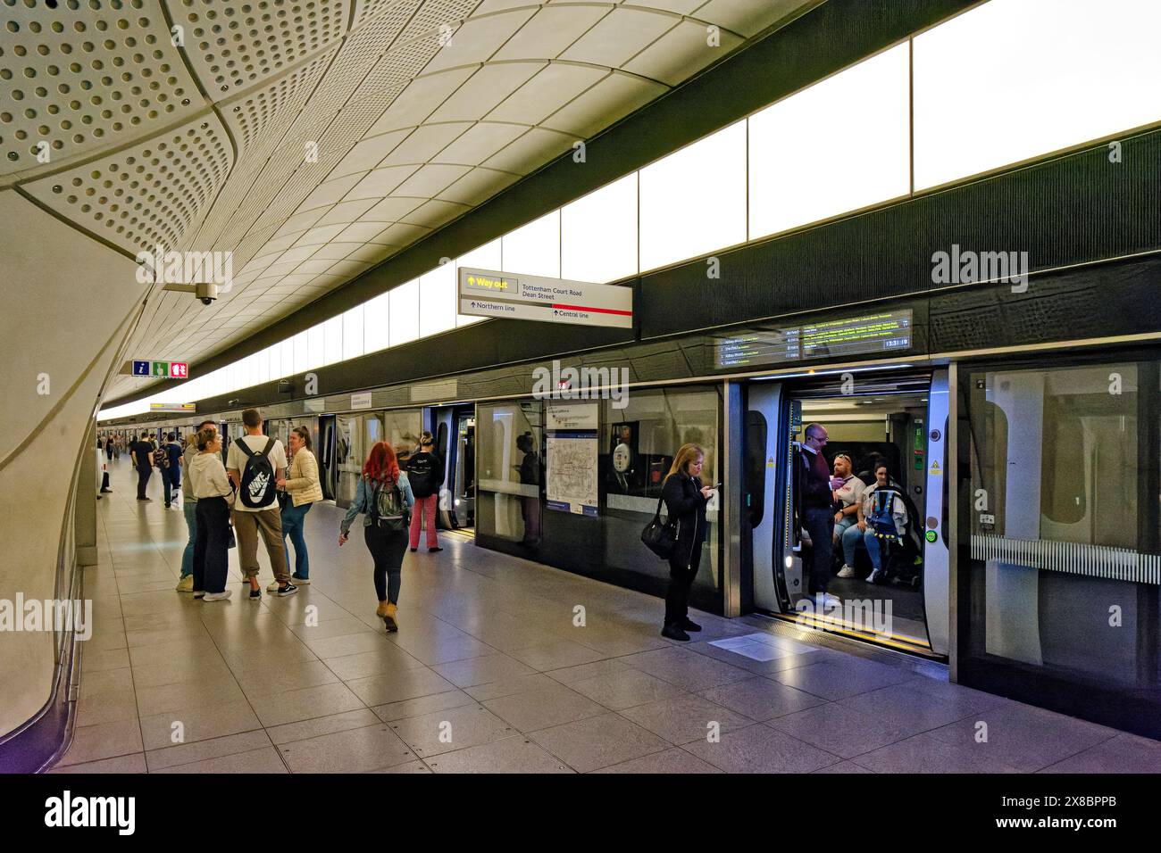 Die Elisabeth Line ist ein Hochfrequenzzug im Stadtverkehr und Passagiere am Bahnhof Tottenham Court Road Stockfoto