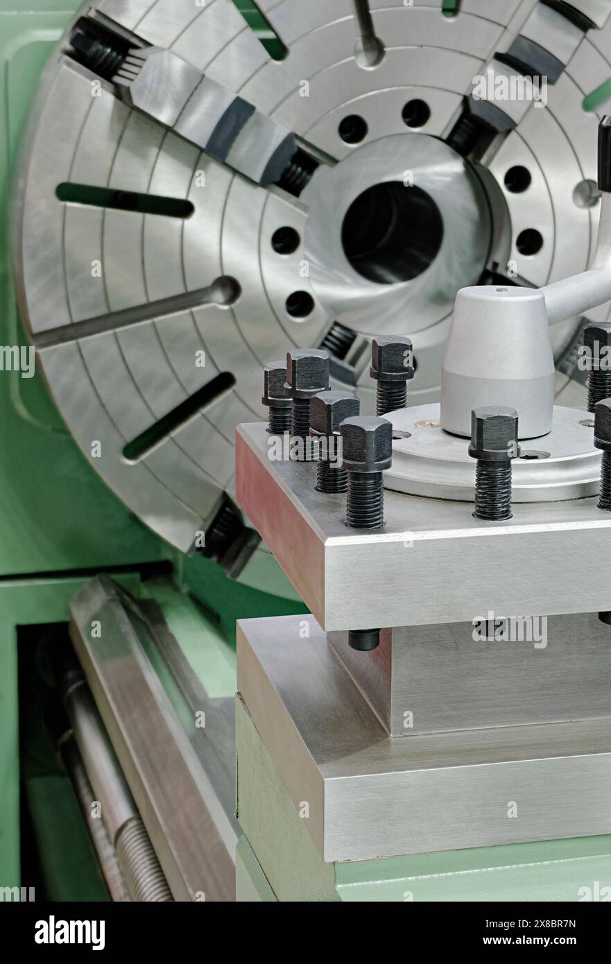 Metalldrehmaschine, industrielle Werkzeugmaschine, Nahaufnahme von Schlitten und Spindel Stockfoto