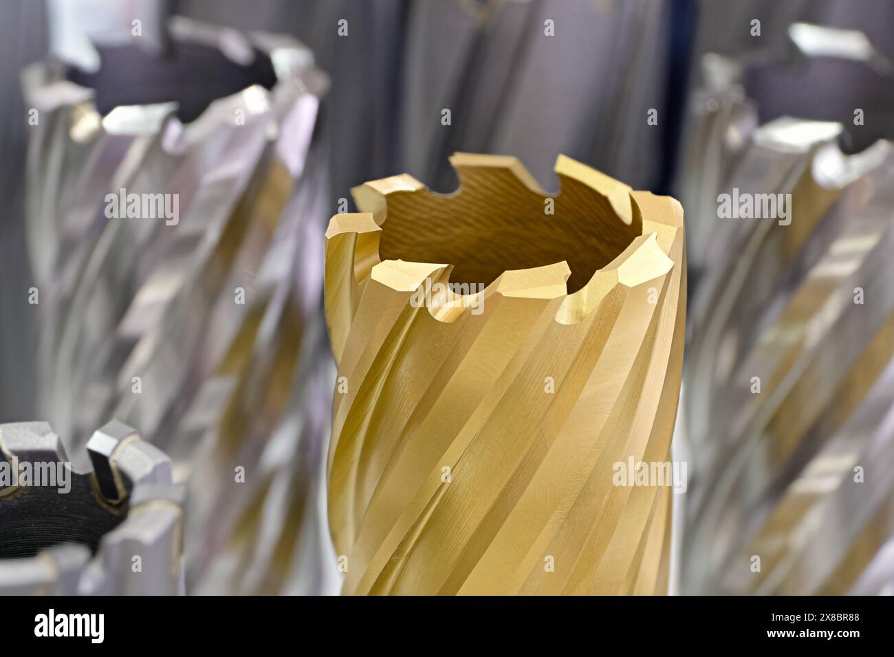 Große Gruppe von verschiedenen Kernschneidern, rotierenden Werkzeugen für die Metallbearbeitung. Nahaufnahme, selektiver Fokus. Abstrakter industrieller Hintergrund. Stockfoto