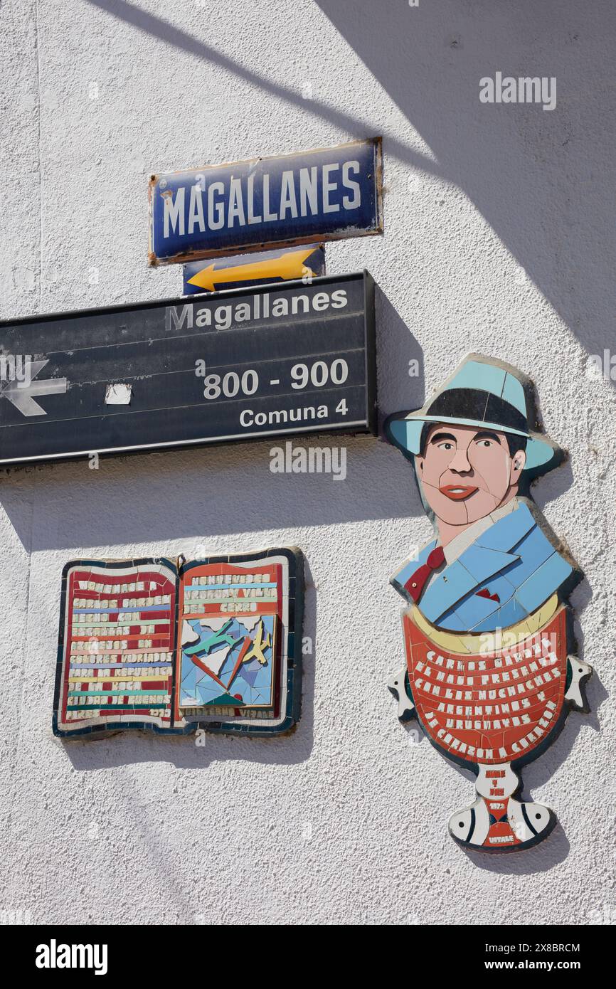 Detail eines Straßenschilders mit einem Mosaik des Tangokünstlers Carlos Gardel in La Boca, Buenos Aires, Argentinien. Stockfoto