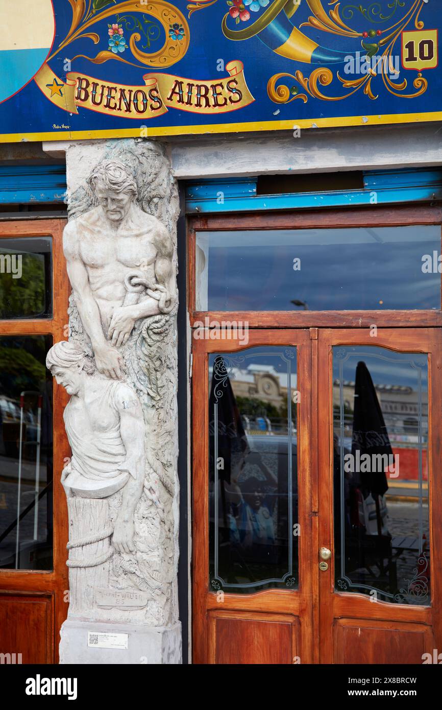 Detail einer Skulptur über der Hauptfassade eines Hauses in La Boca, Buenos Aires, Argentinien. Stockfoto
