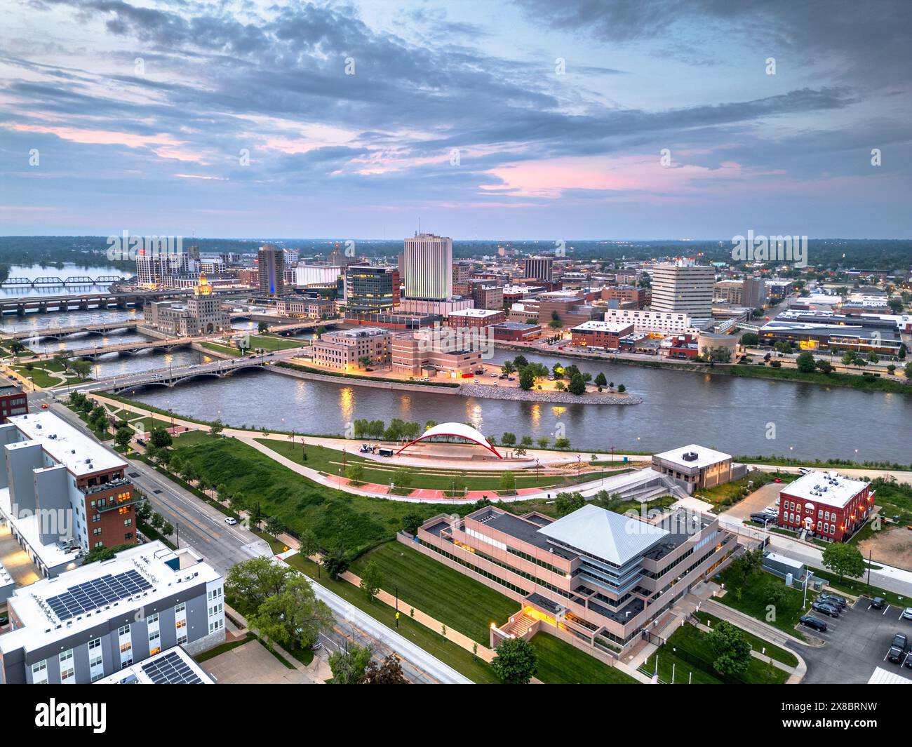 Cedar Rapids, Iowa, USA, Stadtbild am Cedar River in der Abenddämmerung. Stockfoto