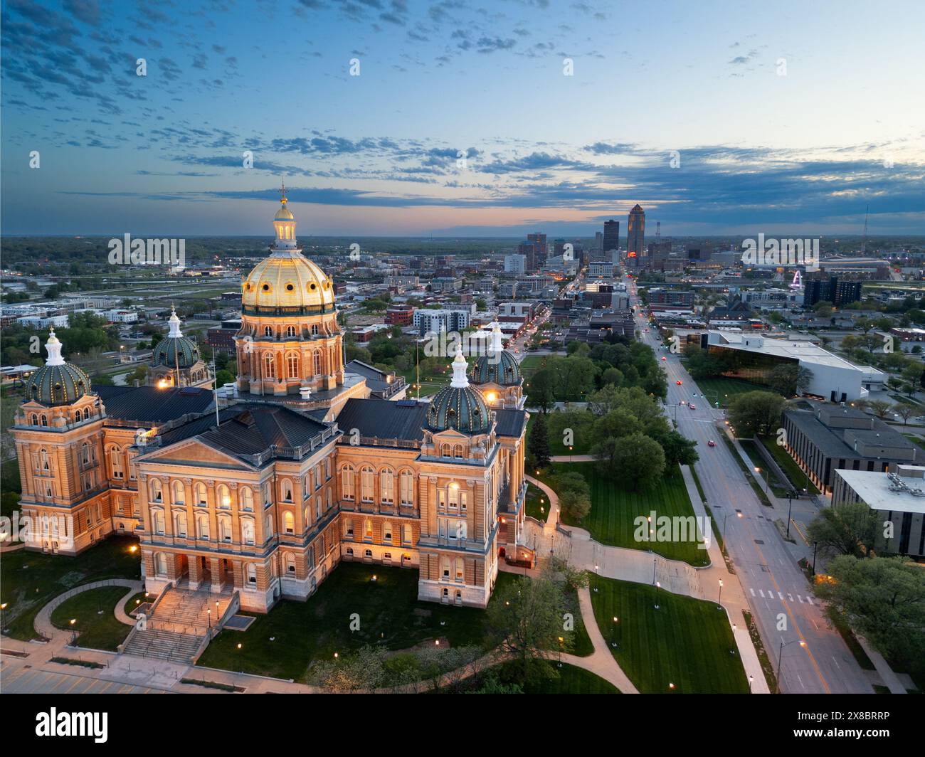 Des Moines, Iowa, USA mit dem Kapitolgebäude in der Abenddämmerung. Stockfoto