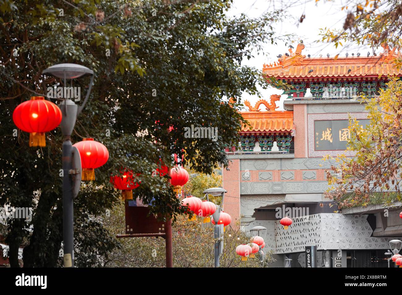 Das Paifang (traditionelles Tor) des chinesischen Viertels Buenos Aires Chinatown (Spanisch: Barrio Chino), Belgrano, Buenos Aires, Argentinien. Stockfoto