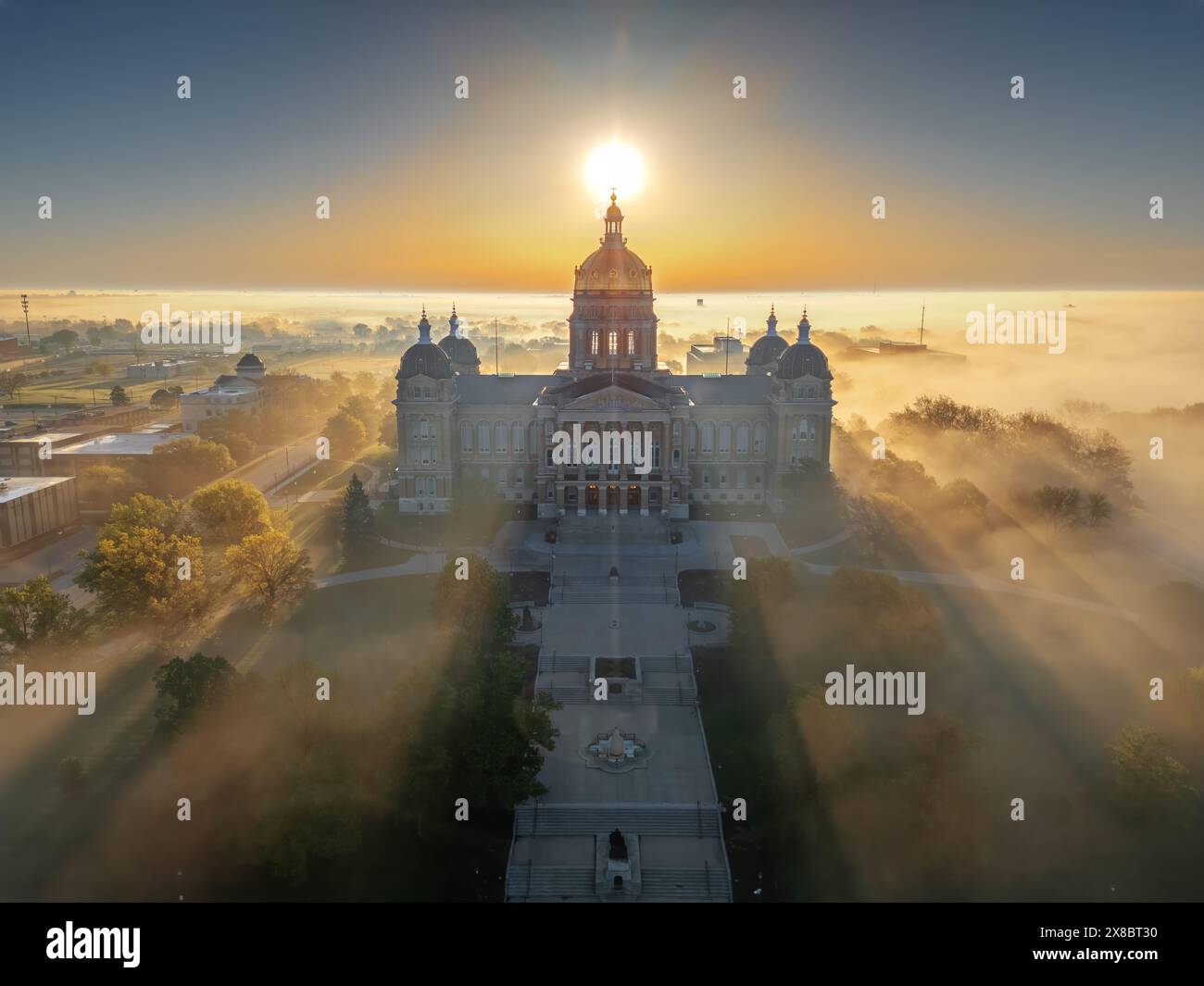 Des Moines, Iowa, USA im Kapitol an einem nebeligen Morgen. Stockfoto