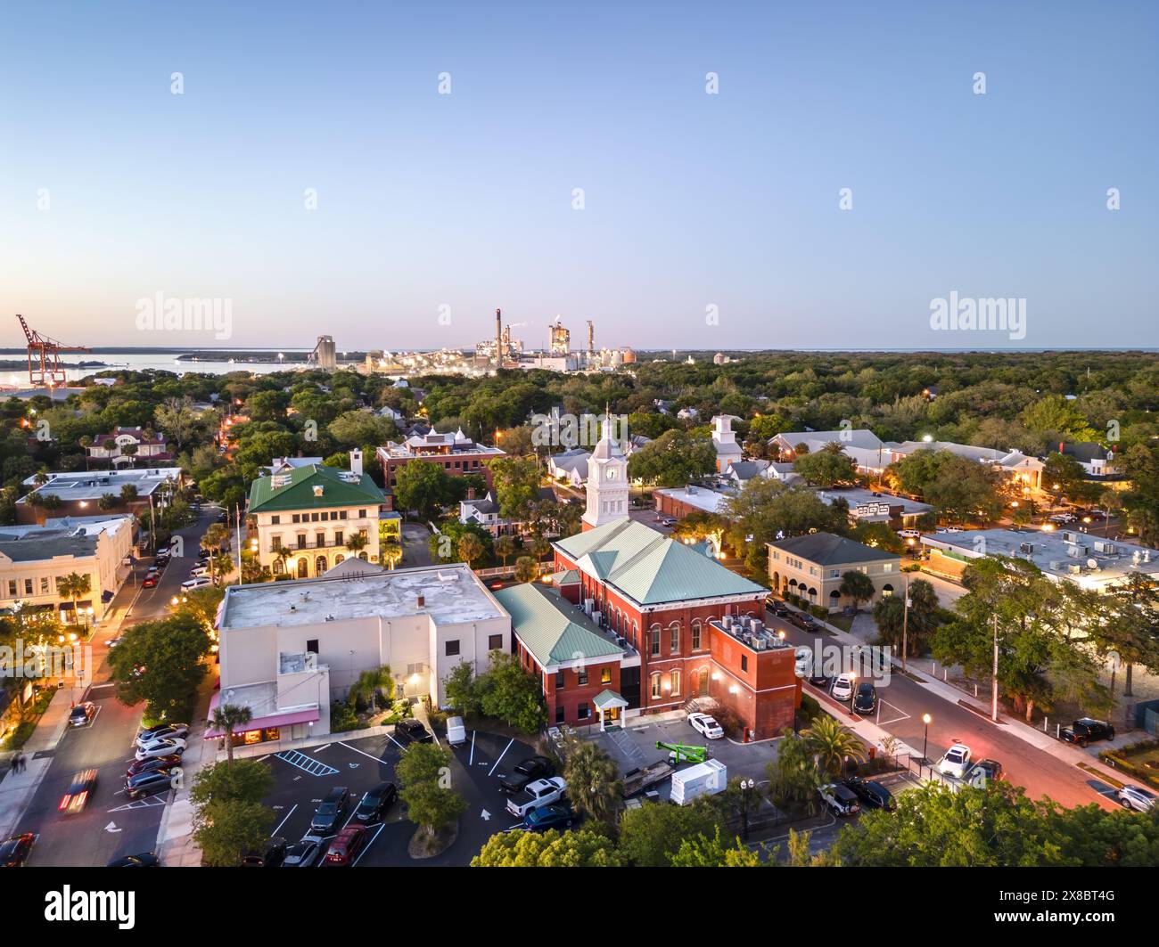 Fernandina Beach, Florida, USA, historische Stadtlandschaft in der Abenddämmerung. Stockfoto