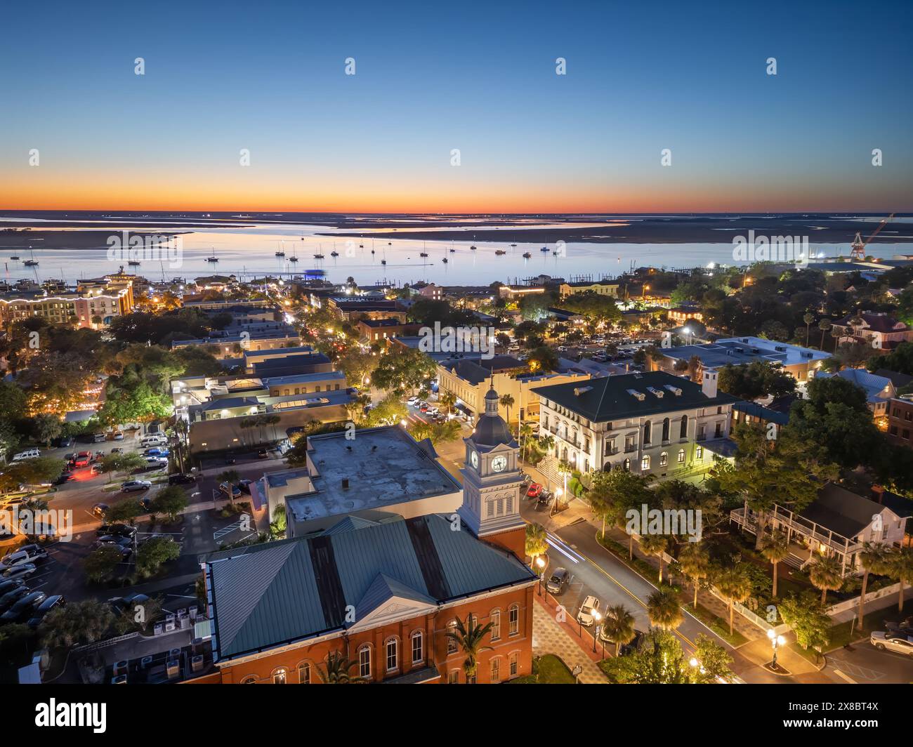 Fernandina Beach, Florida, USA, historische Stadtlandschaft in der Abenddämmerung. Stockfoto