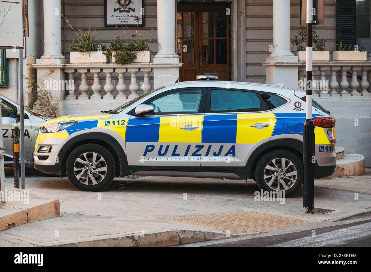 Ein mit blau und gelb markierter Hyundai-SUV der Rapid Intervention Unit (RIU) parkt vor einem kleinen Polizeirevier Sliema, Malta Stockfoto