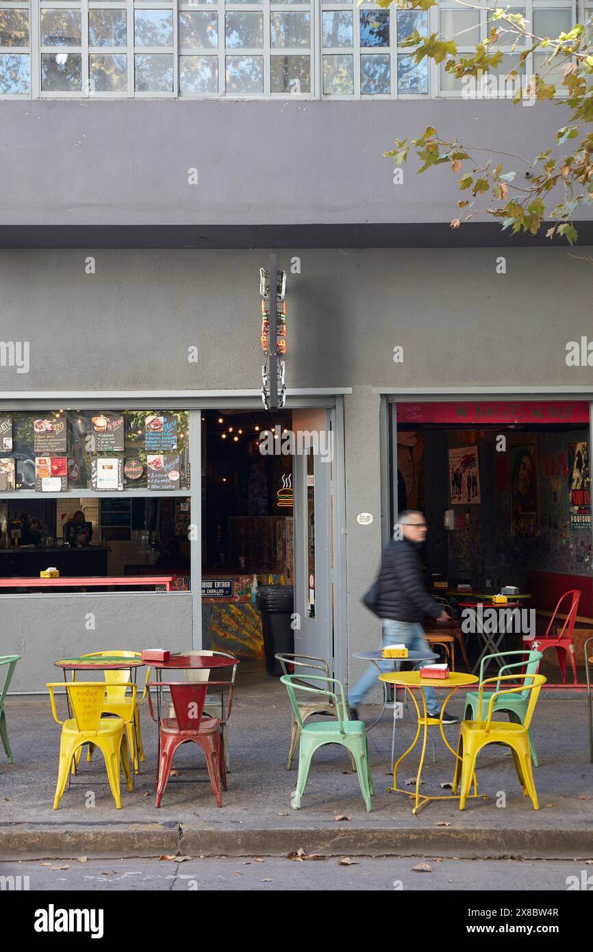 Farbenfrohe Stühle vor einem Café in Palermo Soho, Buenos Aires, Argentinien. Stockfoto