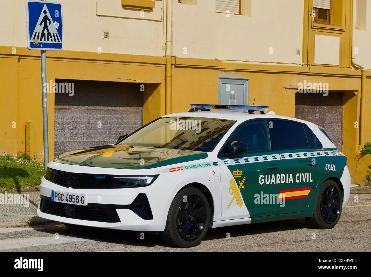 Opel Guardia Zivilpolizeiwagen parkt vor einem Gebäude Magdalena Peninsula Public Park Santander Cantabria Spanien Stockfoto