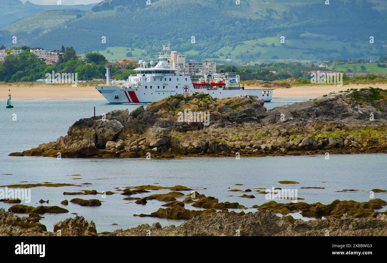 Krankenhausschiff Juan de la Cosa verlässt die Bucht für eine Rettungsübung vor dem playa de los bikinis Strand Santander Cantabria Spanien Stockfoto