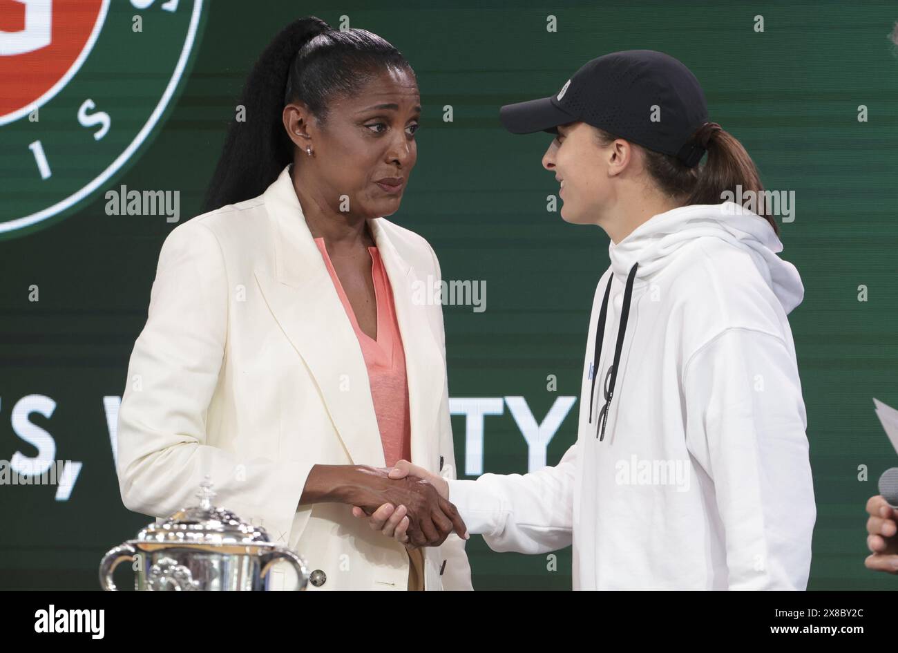 Marie-Jose Perec und der Gewinner der French Open 2023 IgA Swiatek aus Polen bei der offiziellen Verlosung vor den French Open 2024, Roland-Garros 2024, ATP und WTA Grand Slam Tennis Turnieren am 23. Mai 2024 im Roland-Garros Stadion in Paris Stockfoto