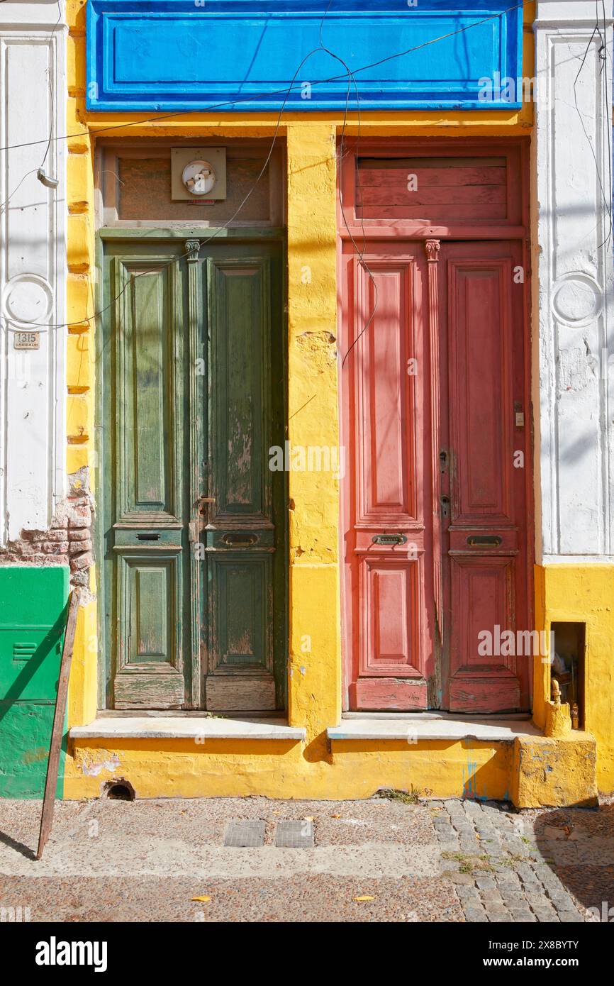 Antike farbenfrohe Türen in La Boca, Buenos Aires, Argentinien. Stockfoto