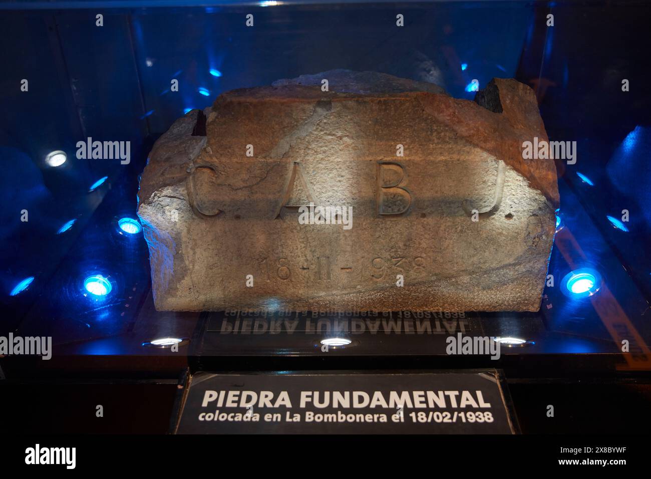 Der „Piedra Fundamental“-Stein im „Museo de la Pasion Boquense“ im Bombonera-Stadion, La Boca, Buenos Aires, Argentinien. Stockfoto