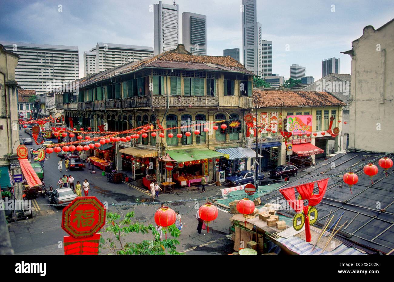 Singapur, ein kleiner Teil der Stadt mit einer traditionellen Straßenszene, umgeben von Hochhäusern. Stockfoto
