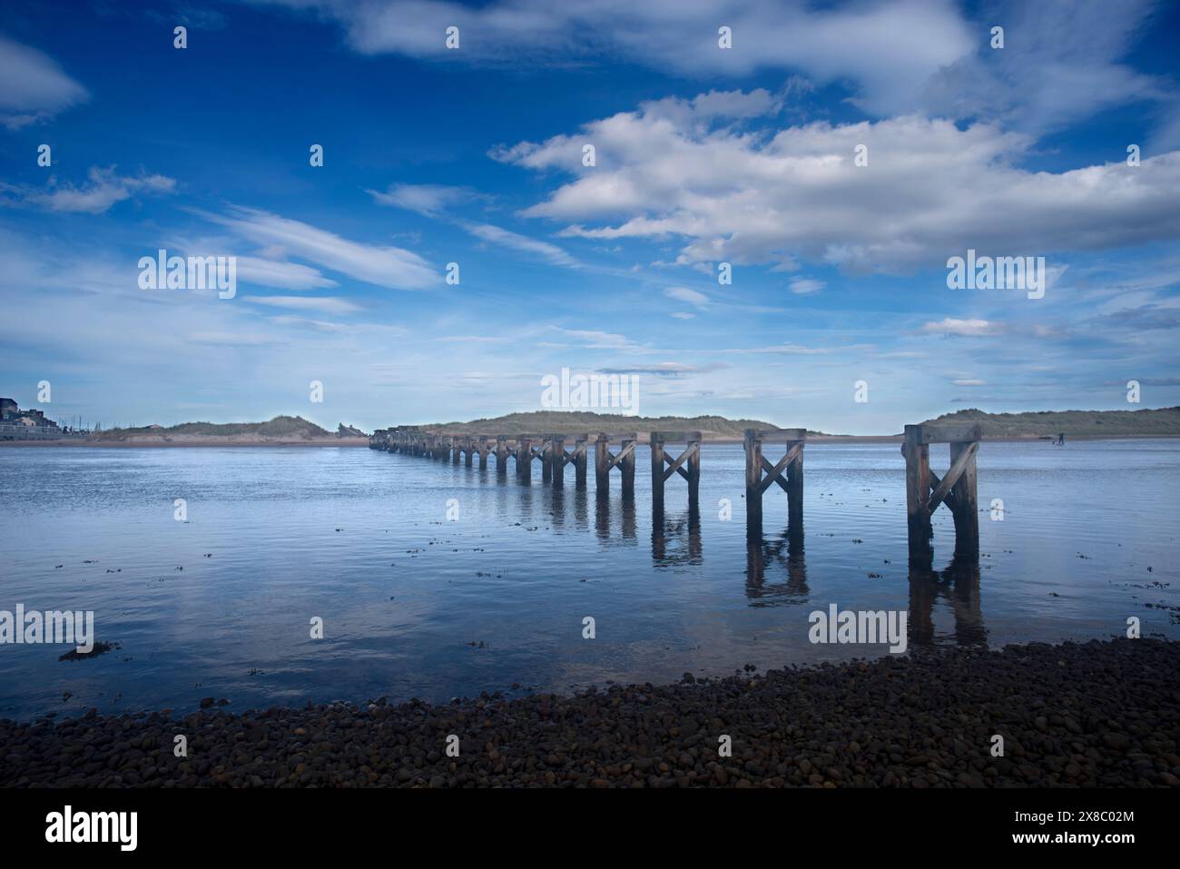 Überreste einer alten Brücke bei Lossiemouth in Moray Schottland. Stockfoto