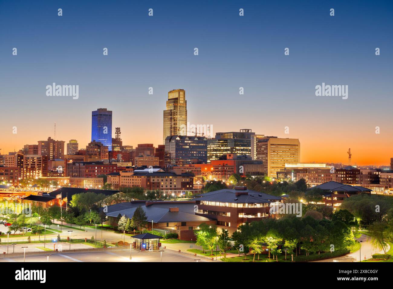 Omaha, Nebraska, USA, Stadtbild in der Abenddämmerung. Stockfoto