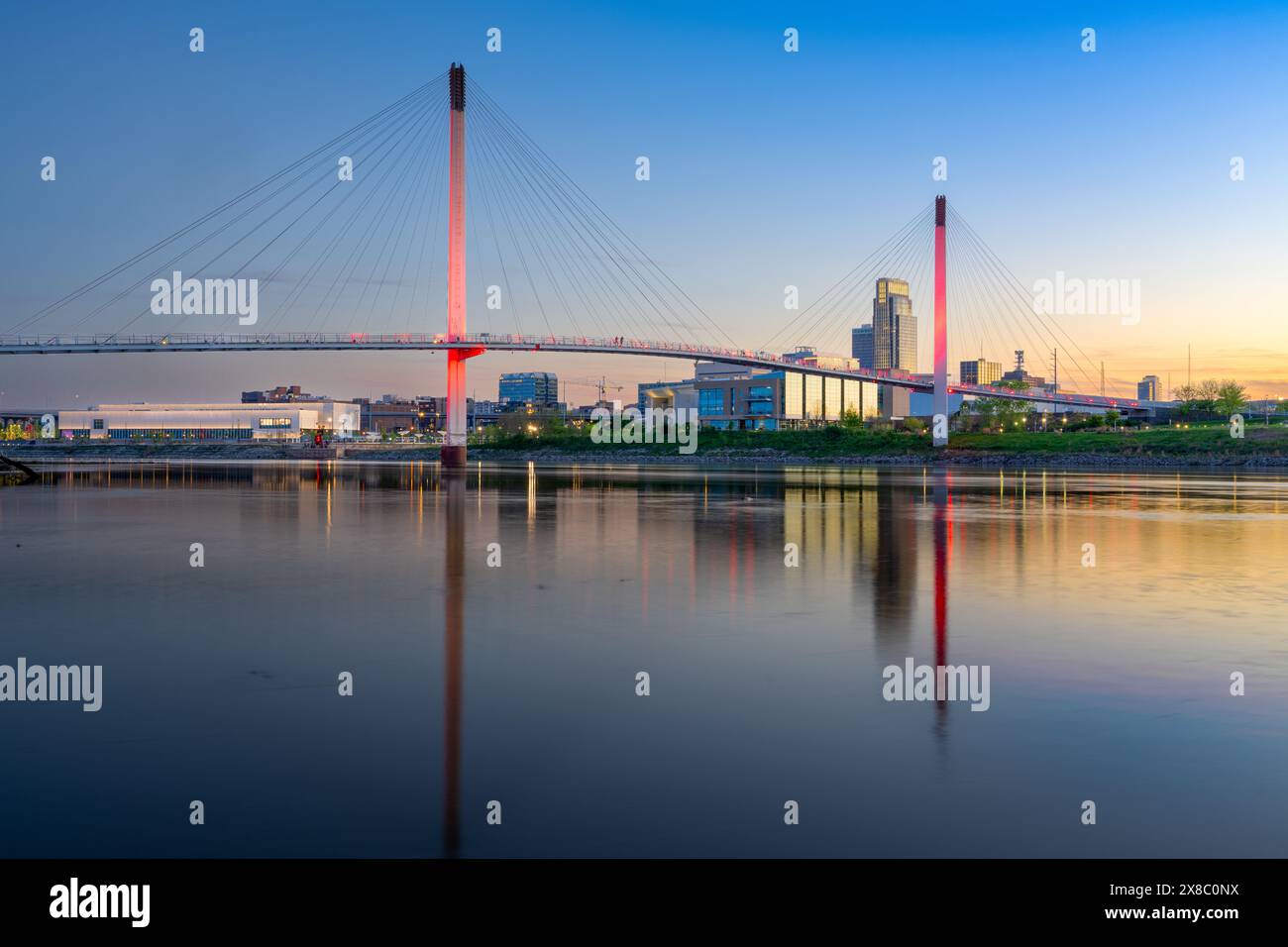 Skyline von Omaha, Nebraska, USA am Missouri River in der Abenddämmerung. Stockfoto