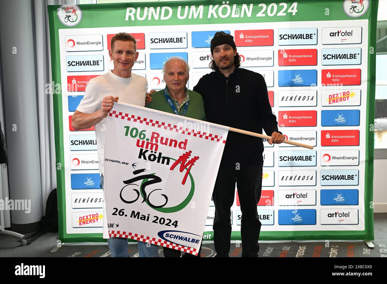 Köln, Deutschland. Mai 2024. Der Radfahrer Andre Greipel, der ehemalige Veranstalter Artur Tabat und der Radfahrer Rick Zabel, l-r, auf der Pressekonferenz des Radklassikers rund um Köln, die dieses Jahr zum 106. Mal stattfindet. Quelle: Horst Galuschka/dpa/Alamy Live News Stockfoto