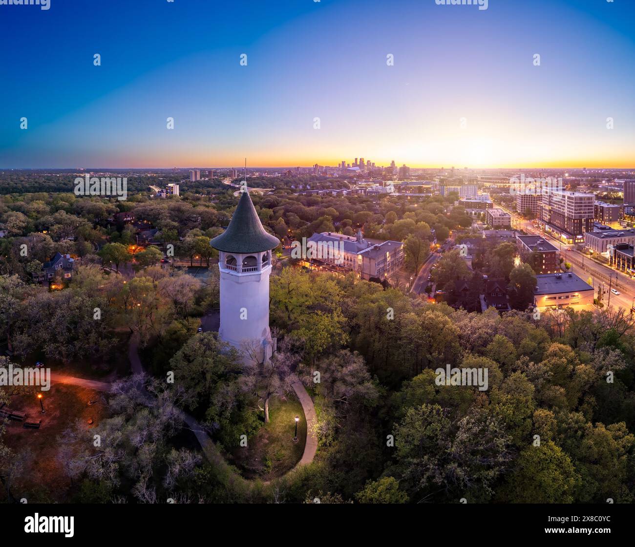 Minneapolis, Minnesota, USA im Witch's hat Water Tower in der Abenddämmerung. Stockfoto