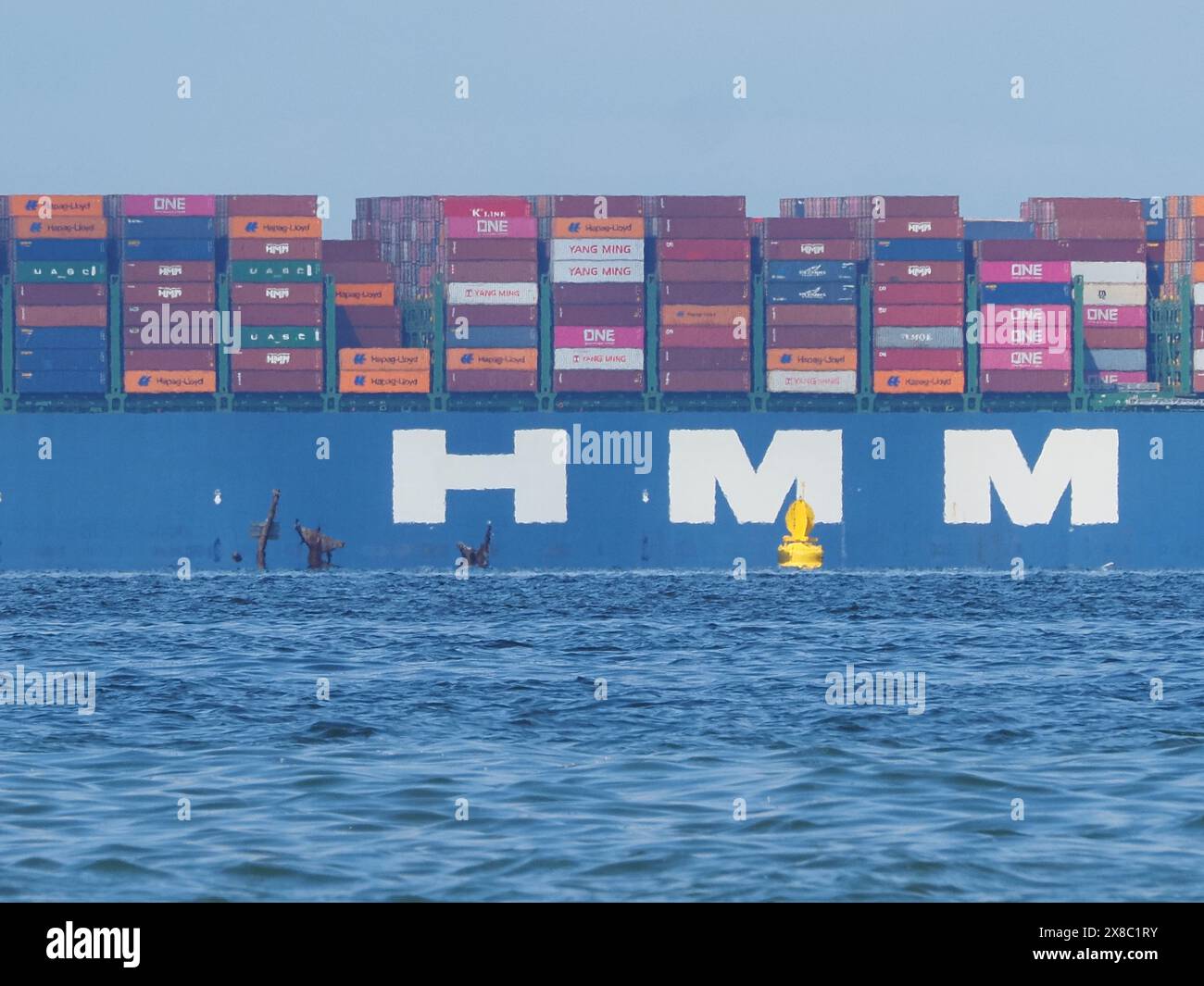 Sheerness, Kent, Großbritannien. Mai 2024. Eines der größten Containerschiffe der Welt, HMM Danzig, das heute Nachmittag an Sheerness, Kent vorbeifuhr (Schiffswrack der SS Richard Montgomery kann einfach unter dem HMM-Logo ausgemacht werden). Quelle: James Bell/Alamy Live News Stockfoto