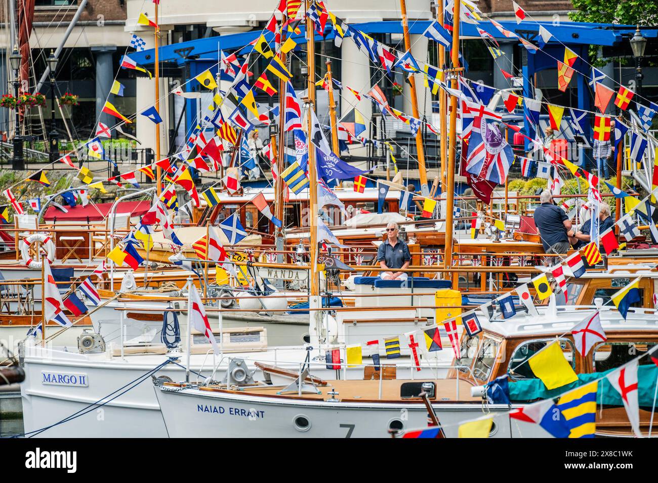 London, Großbritannien. 24. Mai 2024. Dünkirchen „kleine Schiffe“ liegen in den St. Katharine Docks am Tower of London. Bei der Evakuierung von Dünkirchen (Operation Dynamo) wurden die alliierten Soldaten während des Zweiten Weltkriegs zwischen dem 26. Mai und dem 4. Juni 1940 von den Stränden und dem Hafen von Dünkirchen evakuiert. Etwa 850 Privatboote und 20 Kriegsschiffe nahmen an der Operation Teil und mehr als 200 Schiffe gingen verloren. Viele dieser Schiffe, die als „kleine Schiffe“ bekannt sind, leben in Privatbesitz und sind exquisit erhalten. Organisiert als Teil der Vereinigung kleiner Schiffe in Dünkirchen, das dreitägige fest Stockfoto