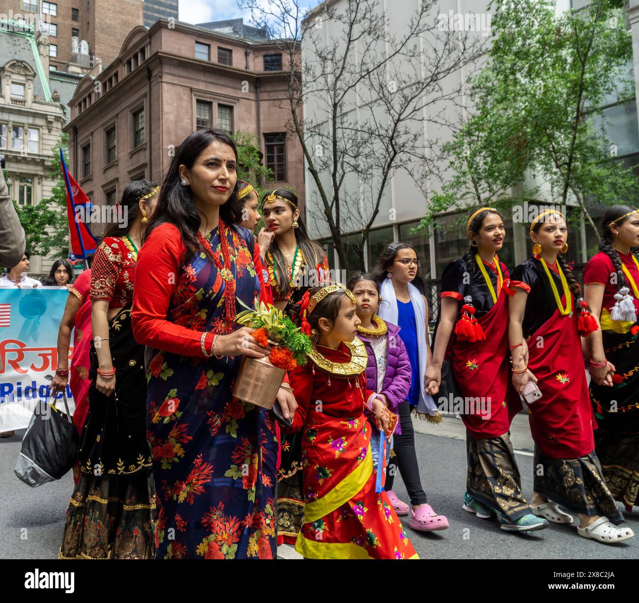 Hunderte von Mitgliedern der nepalesischen Diaspora marschieren mit ihren Familien und Unterstützern die Madison Avenue in New York zur Nepal Day Parade am Sonntag, den 19. Mai 2024. Die Parade feiert die Souveränität der Demokratischen Bundesrepublik Nepal. (© Richard B. Levine) Stockfoto