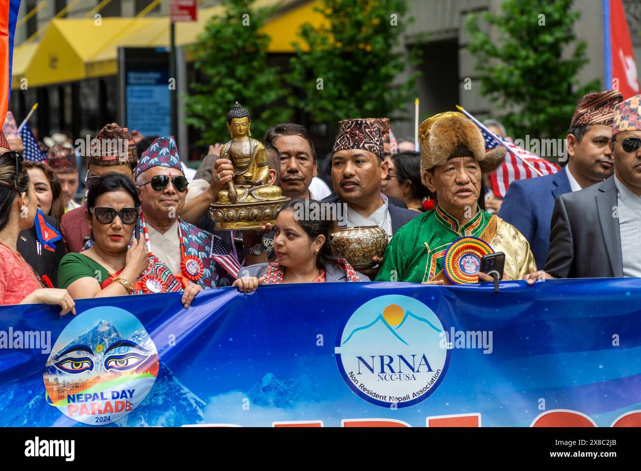 Hunderte von Mitgliedern der nepalesischen Diaspora marschieren mit ihren Familien und Unterstützern die Madison Avenue in New York zur Nepal Day Parade am Sonntag, den 19. Mai 2024. Die Parade feiert die Souveränität der Demokratischen Bundesrepublik Nepal. (© Richard B. Levine) Stockfoto