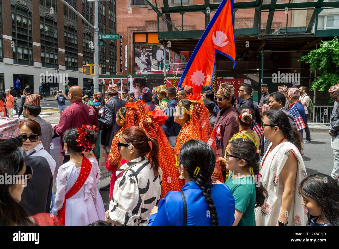 Hunderte von Mitgliedern der nepalesischen Diaspora marschieren mit ihren Familien und Unterstützern die Madison Avenue in New York zur Nepal Day Parade am Sonntag, den 19. Mai 2024. Die Parade feiert die Souveränität der Demokratischen Bundesrepublik Nepal. (© Richard B. Levine) Stockfoto