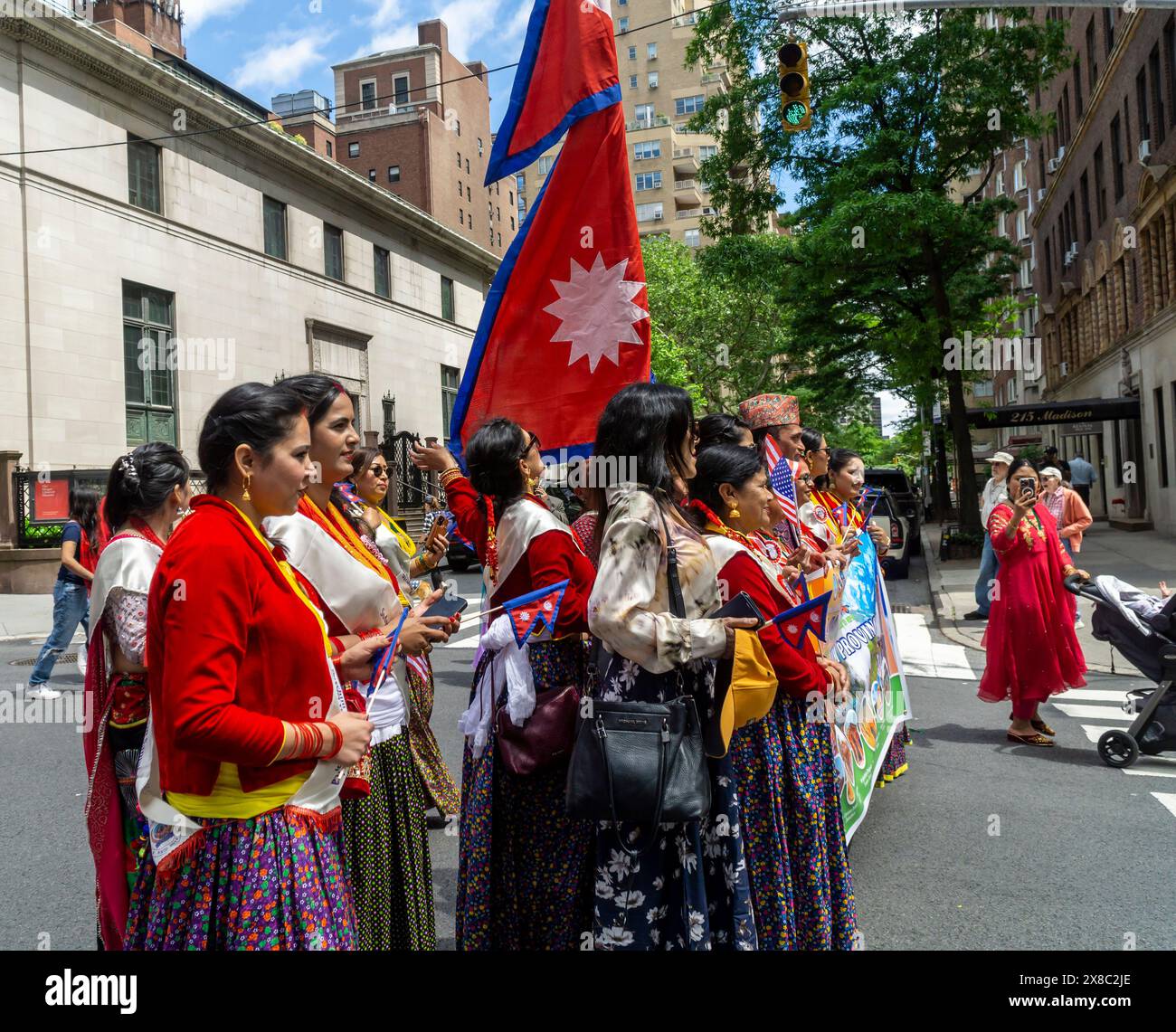 Hunderte von Mitgliedern der nepalesischen Diaspora marschieren mit ihren Familien und Unterstützern die Madison Avenue in New York zur Nepal Day Parade am Sonntag, den 19. Mai 2024. Die Parade feiert die Souveränität der Demokratischen Bundesrepublik Nepal. (© Richard B. Levine) Stockfoto