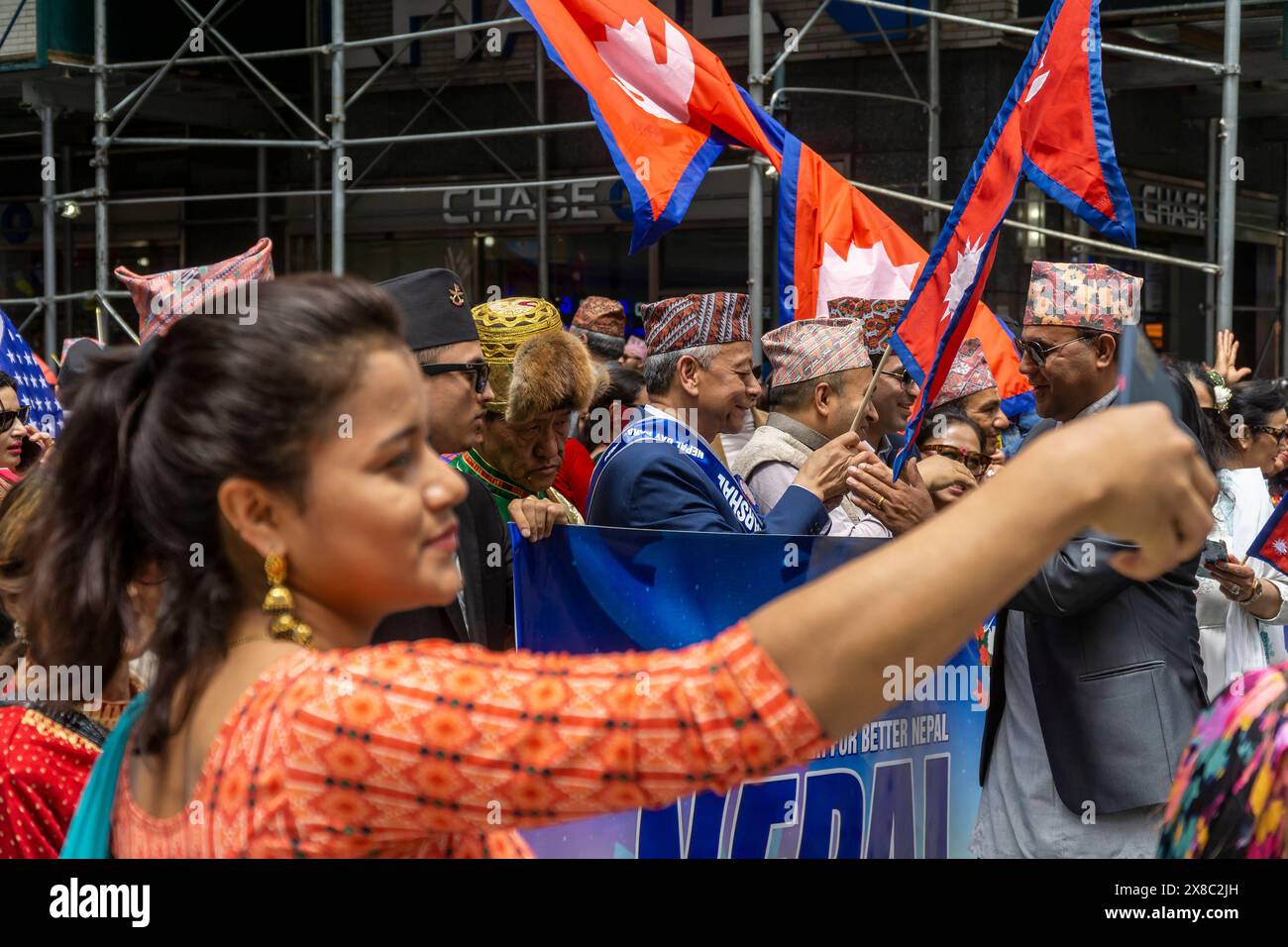 Hunderte von Mitgliedern der nepalesischen Diaspora marschieren mit ihren Familien und Unterstützern die Madison Avenue in New York zur Nepal Day Parade am Sonntag, den 19. Mai 2024. Die Parade feiert die Souveränität der Demokratischen Bundesrepublik Nepal. (© Richard B. Levine) Stockfoto