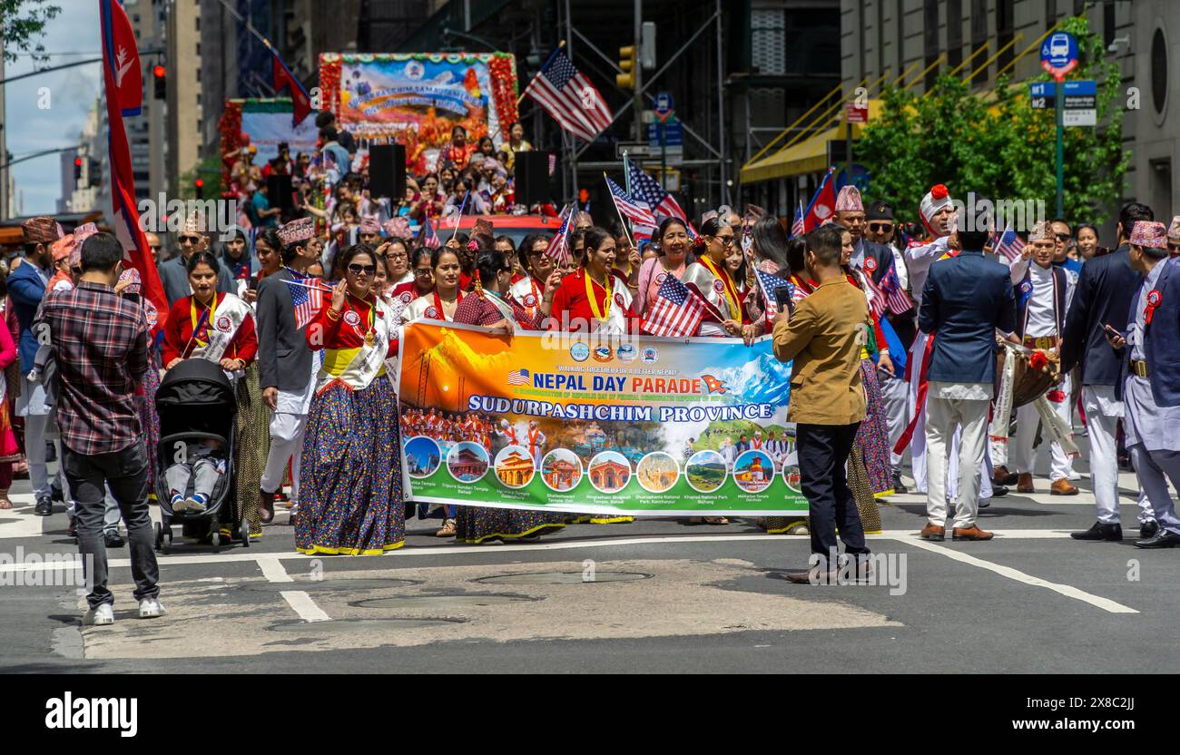 Hunderte von Mitgliedern der nepalesischen Diaspora marschieren mit ihren Familien und Unterstützern die Madison Avenue in New York zur Nepal Day Parade am Sonntag, den 19. Mai 2024. Die Parade feiert die Souveränität der Demokratischen Bundesrepublik Nepal. (© Richard B. Levine) Stockfoto